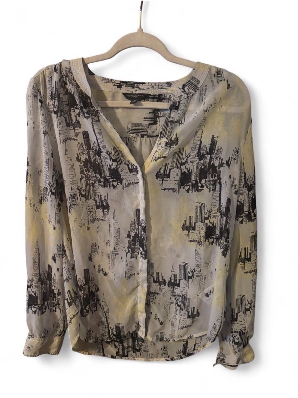 Banana Republic White and Black Cityscape print blouse with yellow details sizeM